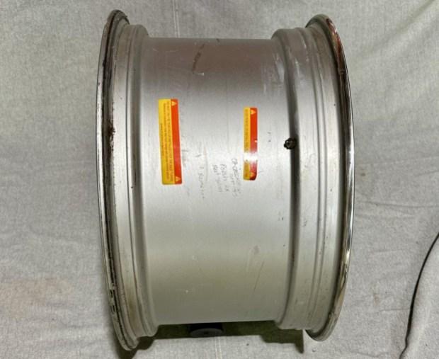 No Reserve: 18x8.5" and 18x10.5" Center-Lock Wheels for Ferrari Testarossa