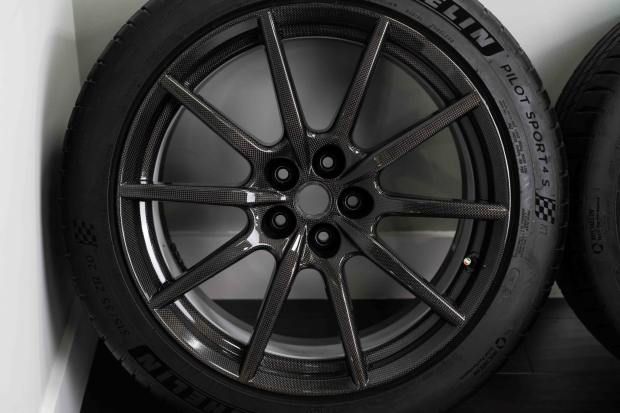 20×10″ and 20×11.5″ Carbon-Fiber Wheels for Ferrari 812