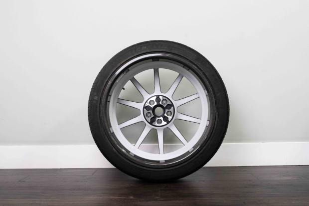 20×10″ and 20×11.5″ Carbon-Fiber Wheels for Ferrari 812
